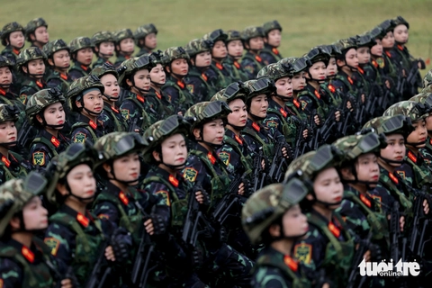 Giữa chảo lửa tháng 8, những “bóng hồng thép” rèn quân chuẩn bị đại lễ - Ảnh 8. Những ‘bóng hồng thép’ rèn quân chuẩn bị diễu binh giữa tiết trời nóng đến 40 độ - Ảnh 8.