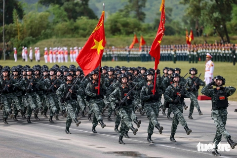 Giữa chảo lửa tháng 8, những “bóng hồng thép” rèn quân chuẩn bị đại lễ - Ảnh 11. diễu binh - Ảnh 11.
