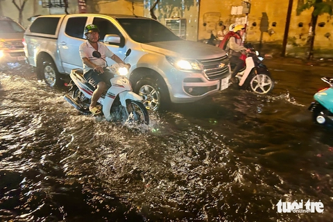Sau một ngày nắng, TP.HCM sấm chớp sáng trời, mưa ngập nhiều nơi - Ảnh 8. mưa ngập - Ảnh 7.
