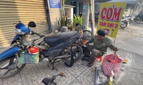 3 tháng, một cựu chiến binh lái xe tải hút được 116kg vụn sắt, vật nhọn- Ảnh 3. vá xe - Ảnh 3.