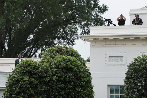 Ông Trump leo lên mái Nhà Trắng, khảo sát điểm xây phòng khiêu vũ dát vàng - Ảnh 2.