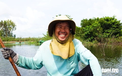 Dân đầu nguồn An Giang ‘săn’ cá linh, cá chốt, cua đồng, bông súng ma mùa nước nổi - Ảnh 5.