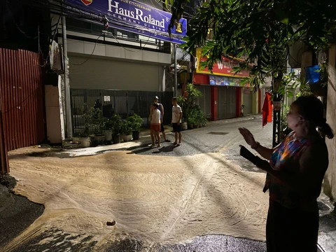 Sau cơn mưa lớn, bọt khí và bùn lại trào lên tại nơi đào hầm metro Nhổn - ga Hà Nội đi qua - Ảnh 3.