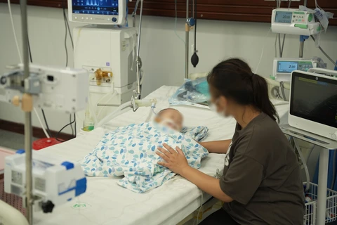Uống phải tinh dầu đuổi muỗi, một bé trai ở Hà Nội nhập viện nguy kịch - Ảnh 1. tinh dầu - Ảnh 1.