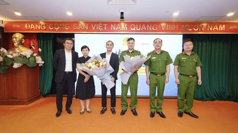 Bộ Công an ký kết dịch vụ xác thực điện tử qua VNeID trong giao dịch chứng khoán - Ảnh 1.
