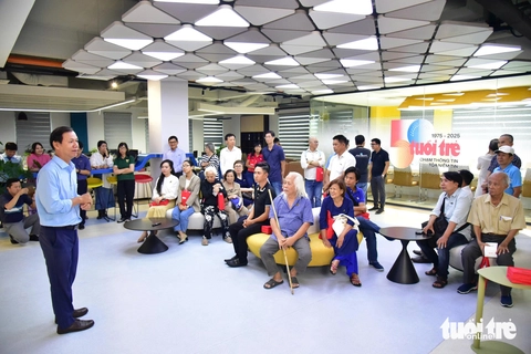 50 bạn đọc lần đầu tham quan tòa soạn báo Tuổi Trẻ - Ảnh 1.