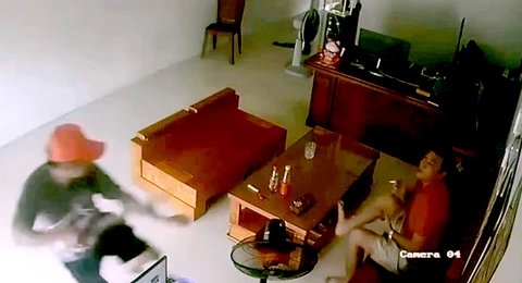 Bị chém lìa tay trái khi đang ngồi hút thuốc ở nhà - Ảnh 1.
