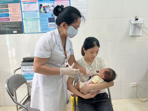 Trẻ 2-5 tháng tuổi cả nước được uống miễn phí vắc xin đắt tiền phòng bệnh do vi rút rota - Ảnh 1.
