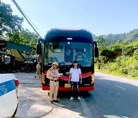 Người dân tố chở quá số người quy định, hai xe giường nằm bị phạt 140 triệu đồng - Ảnh 1.