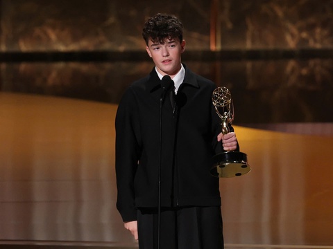 Diễn viên 15 tuổi Owen Cooper là người trẻ nhất thắng giải Nam phụ xuất sắc  của Emmy - Tuổi Trẻ Online