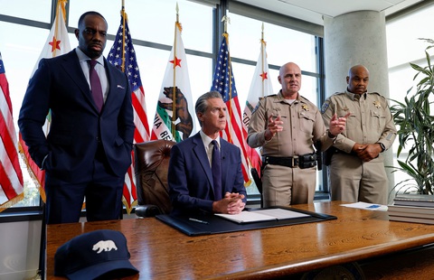 Thống đốc bang California ký luật