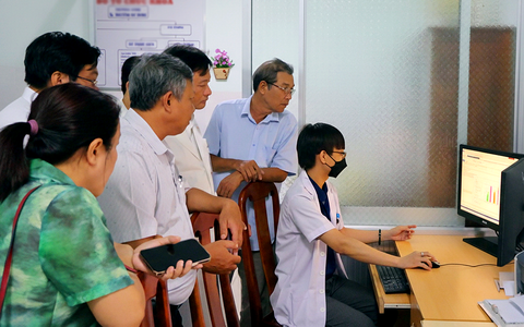 Y tế Cần Thơ bứt phá 2026: Cuộc cách mạng bệnh viện không giấy tờ và kỷ nguyên khám bệnh thông minh 3 Bác sĩ tại Cần Thơ đang thao tác trên hệ thống bệnh án điện tử