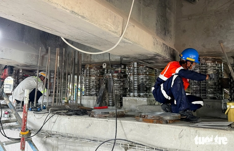 Cầu Bình Triệu 1 sắp xong tĩnh không, 4 ngày nữa ‘thần đèn’ chuyển đồ nghề sang cầu Bình Phước 1 - Ảnh 1.