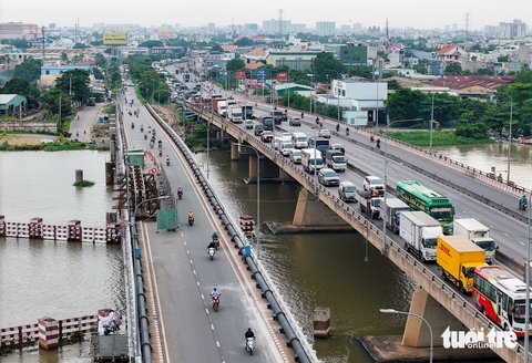  Cầu Bình Triệu 1 sắp xong tĩnh không, 4 ngày nữa ‘thần đèn’ chuyển đồ nghề sang cầu Bình Phước 1 - Ảnh 2.