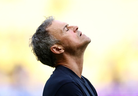 HLV PSG Luis Enrique g&atilde;y xương đ&ograve;n - Tuổi Trẻ Online