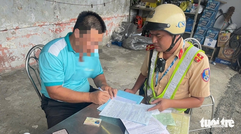 Cảnh sát giao thông test ma túy, nồng độ cồn với tài xế Bến xe Miền Tây -  Tuổi Trẻ Online
