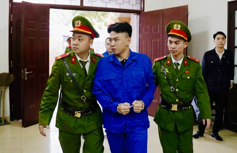 Dẫn giải đến tòa để xét xử 'tổng tài' giơ tay chỉ đạo đánh người ở quán cà  phê - Tuổi Trẻ Online