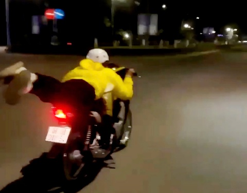 Nam shipper nằm dài trên xe 'diễn xiếc' trên đường đêm ở Phú Quốc - Tuổi  Trẻ Online