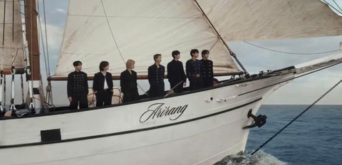 BTS 'đạp sóng rẽ gió', trở lại đầy mạnh mẽ với MV Swim - Tuổi Trẻ Online