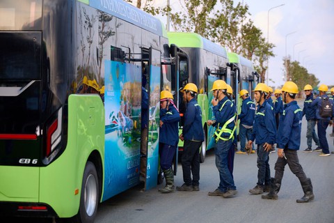 Công nhân VinCons đi làm bằng xe bu điện tại công trường Cần Giờ - Tuổi Trẻ Online