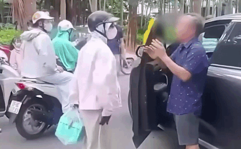 Công an tiếp nhận thông tin người phụ nữ chửi bới, hành hung tài xế lớn  tuổi sau va chạm xe - Tuổi Trẻ Online