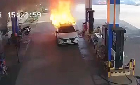 Vụ cháy xe ở cây xăng khiến 2 người chết: xe chở nhiều pin, cứu hộ không  được báo có người bên trong - Tuổi Trẻ Online