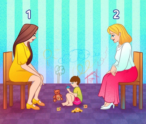 Nhìn hình phán đoán ai là mẹ của đứa bé? - Ảnh 1. Nhìn hình phán đoán ai là mẹ của đứa bé? - Ảnh 1.