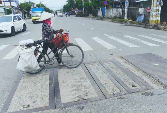 Vô số nắp cống lồi lõm 'rình rập' người đi đường