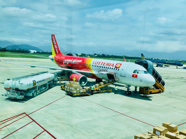 Vietjet bắt tay Grab, Swift247 giao hàng siêu hỏa tốc - Ảnh 1.