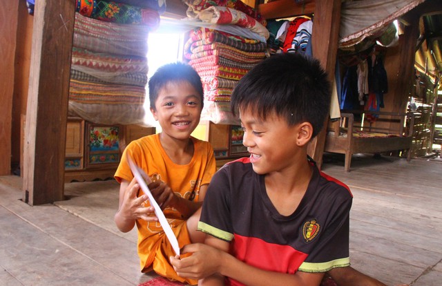 Những đứa trẻ vươn lên từ nếp nhà sàn