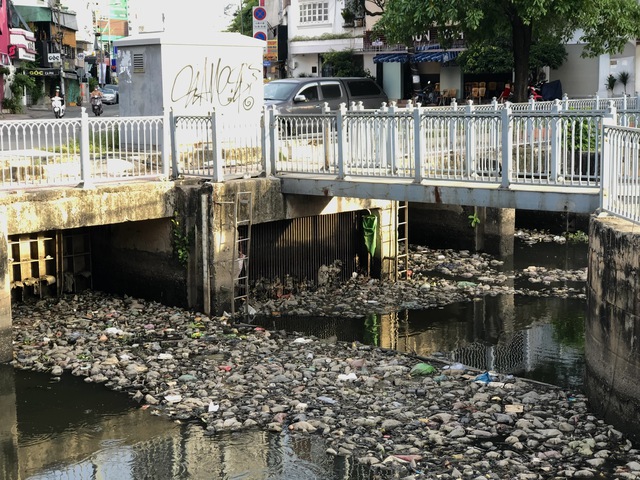 Rác thải dày đặc kênh Nhiêu Lộc - Thị Nghè - Ảnh 1.