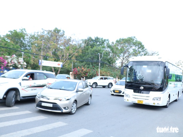 Làng đại học thành làng… ôtô trong ngày thi đánh giá năng lực - Ảnh 1.