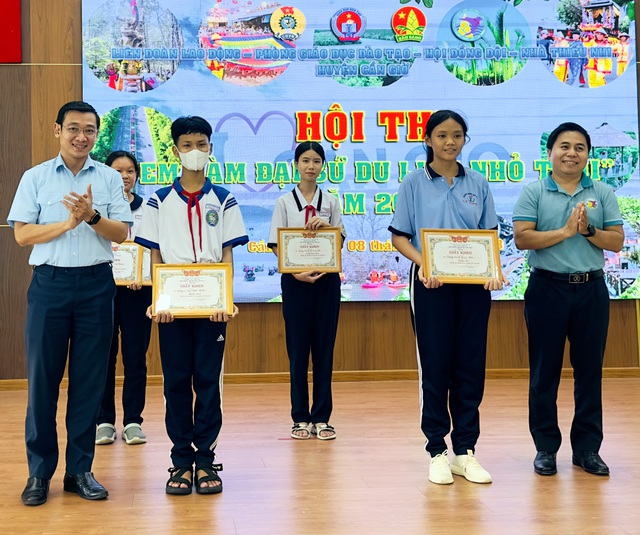 Các đội thi nhận thưởng từ ban tổ chức. - Ảnh: TÚ ANH
