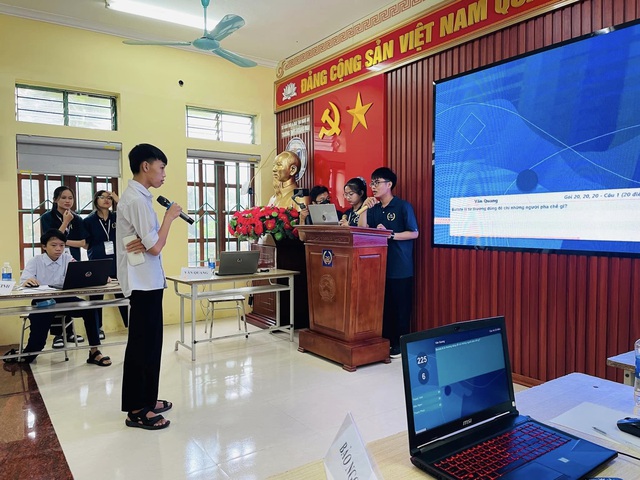 Thi &quot;gameshow&quot; dưới sân trường - Ảnh 3.