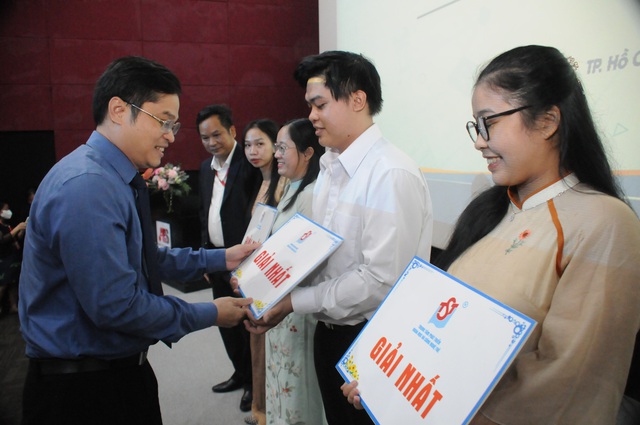 Anh Đoàn Kim Thành (Giám đốc Trung tâm Phát triển Khoa học và Công nghệ Trẻ - Thành Đoàn TP.HCM) trao gải Nhất cho các thí sinh. - Ảnh: THÀNH ĐOÀN