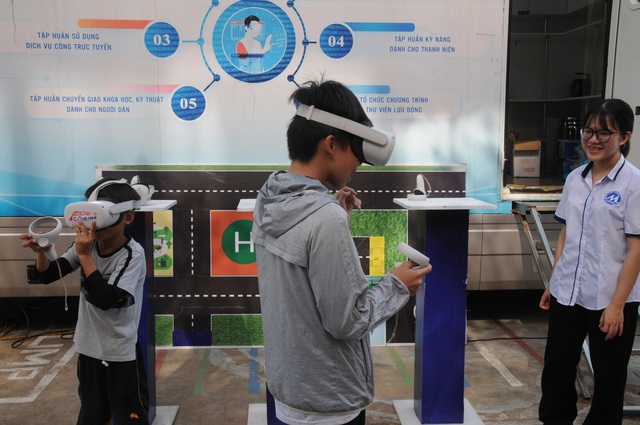 Các thí sinh xem kính 3D. - Ảnh: THÀNH ĐOÀN