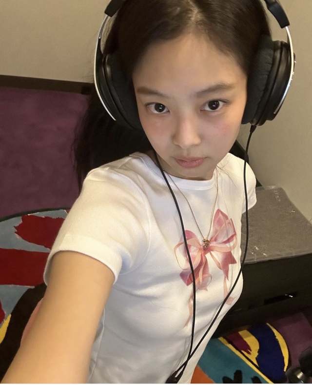 Suzy và Jennie (BLACKPINK) đụng hàng áo nơ hot trend, ai chất hơn?- Ảnh 5.