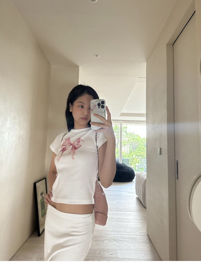 Suzy và Jennie (BLACKPINK) đụng hàng áo nơ hot trend, ai chất hơn?- Ảnh 6.