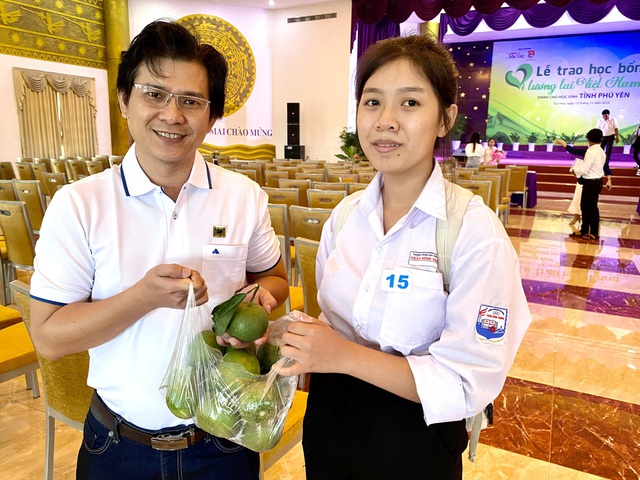 40 gương mặt vượt khó học giỏi của Phú Yên nhận học bổng Vì tương lai Việt Nam- Ảnh 7.