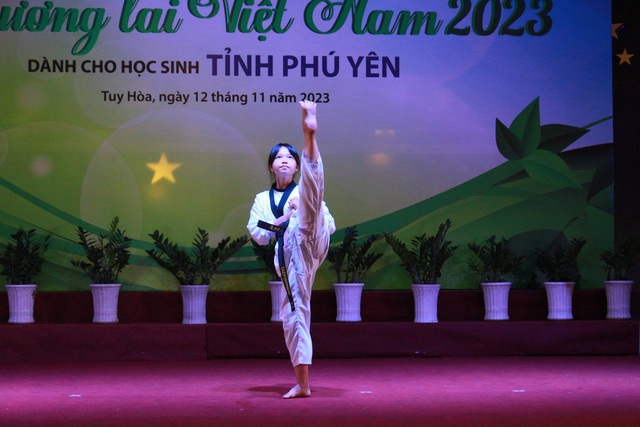 40 gương mặt vượt khó học giỏi của Phú Yên nhận học bổng Vì tương lai Việt Nam- Ảnh 4.
