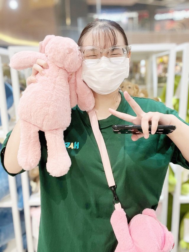 Video triệu view nhờ khoe đồ dùng học tập khổng lồ của nữ sinh THPT Nguyễn Văn Linh- Ảnh 1.