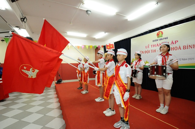 Lễ chào cờ trang trọng của liên đội mới. - Ảnh: NGUYỄN HƯNG