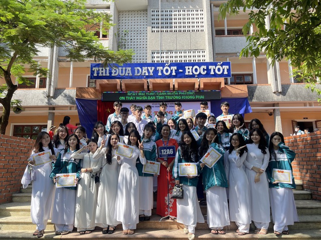 Buổi học cuối lớp 12: chỉ mong thời gian ngừng lại... - Ảnh 1.