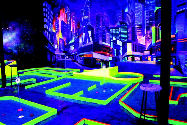Chơi mini golf trong bóng tối - Ảnh 2. Chơi mini golf trong bóng tối - Ảnh 2.
