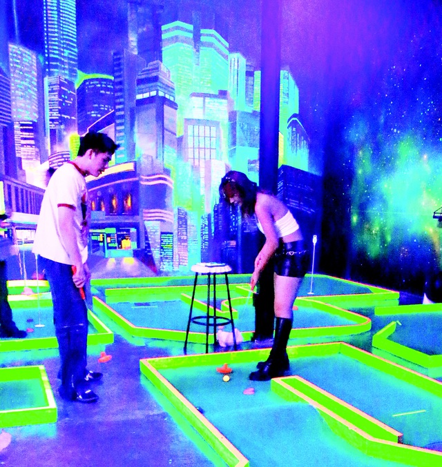 Chơi mini golf trong bóng tối - Ảnh 1. Chơi mini golf trong bóng tối - Ảnh 1.