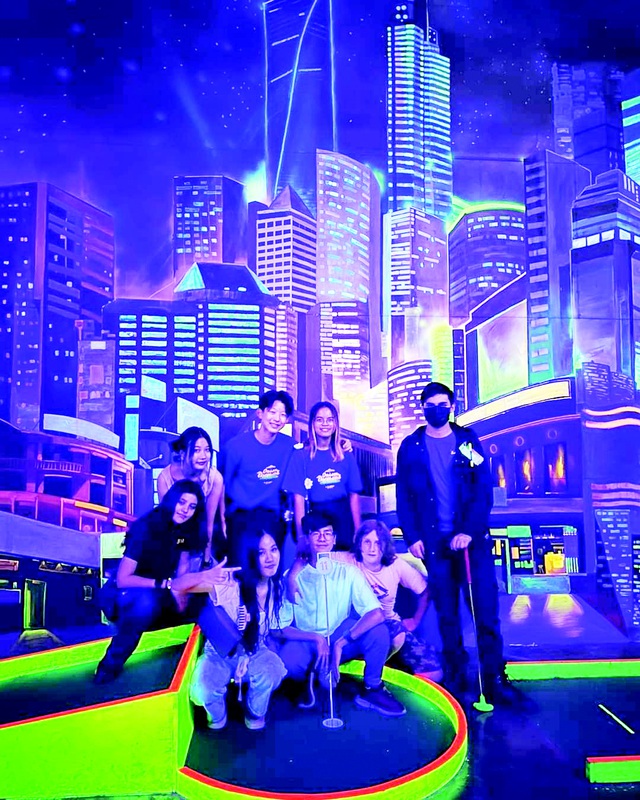 Chơi mini golf trong bóng tối - Ảnh 3. Chơi mini golf trong bóng tối - Ảnh 3.