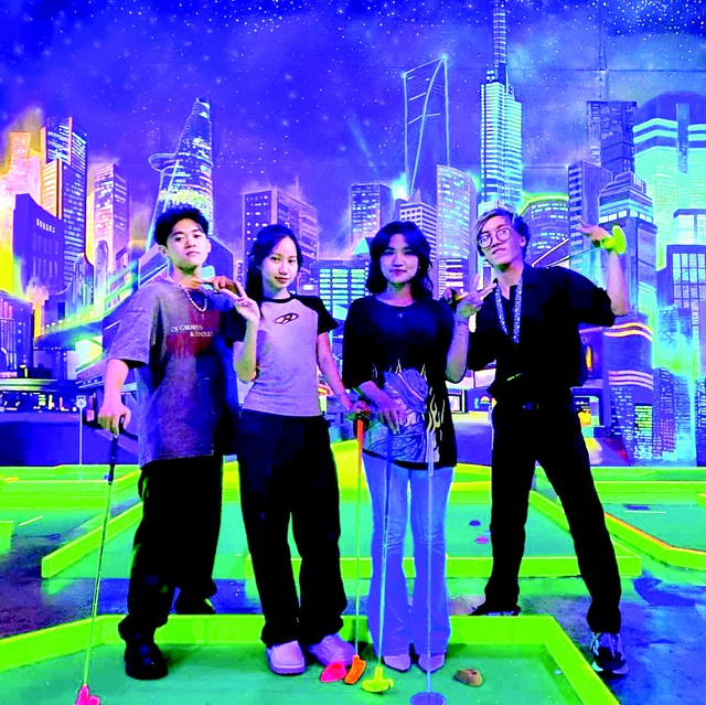 Chơi mini golf trong bóng tối - Ảnh 4. Chơi mini golf trong bóng tối - Ảnh 4.