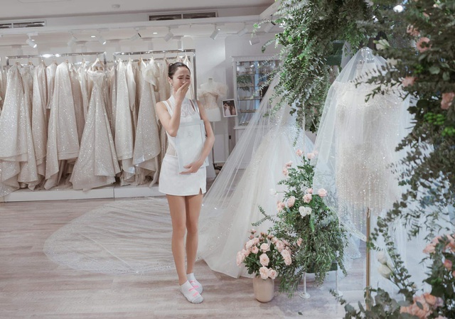 Cô dâu Vũ Ngọc Anh bật khóc khi nhìn thấy váy cưới “trong mơ” - Ảnh 3.