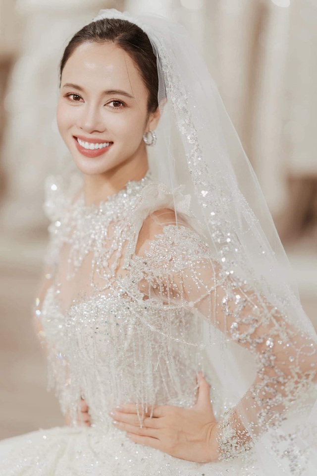 Cô dâu Vũ Ngọc Anh bật khóc khi nhìn thấy váy cưới “trong mơ” - Ảnh 4.