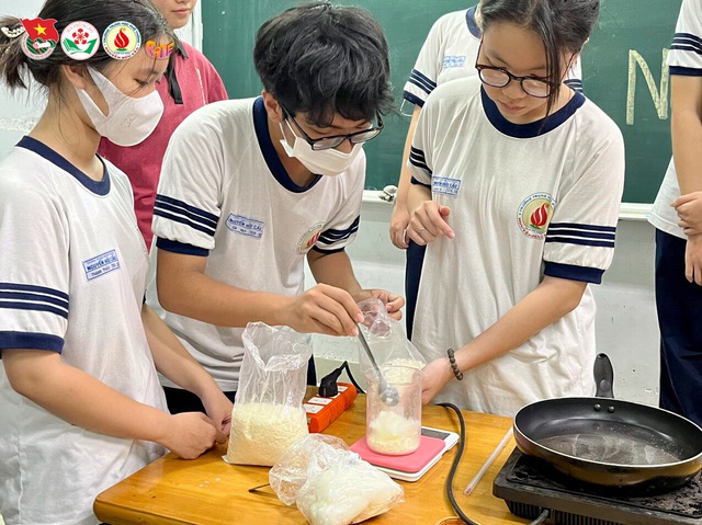Chiến sĩ Hoa phượng đỏ làm nến thơm, tìm hiểu công nghệ - Ảnh 1.
